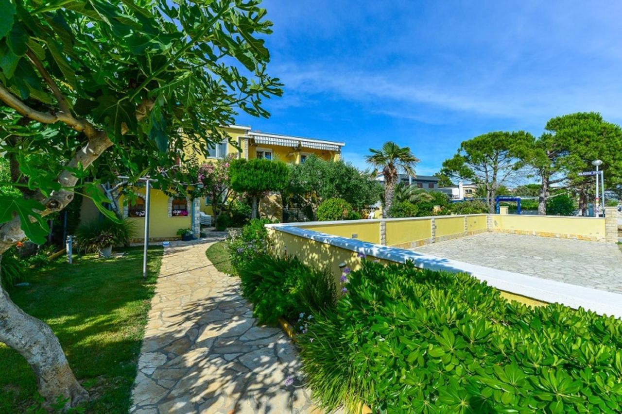 Apartment House Inga Vir Bagian luar foto