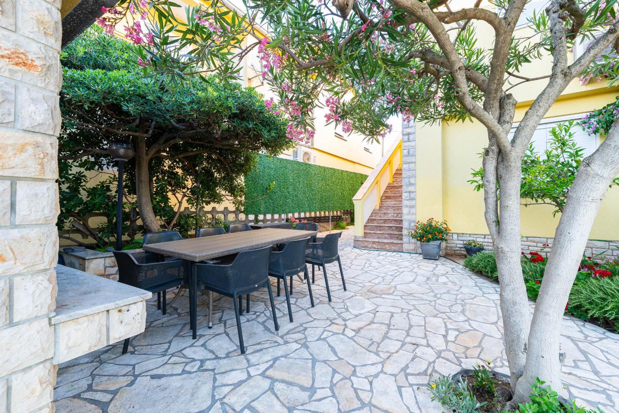 Apartment House Inga Vir Bagian luar foto